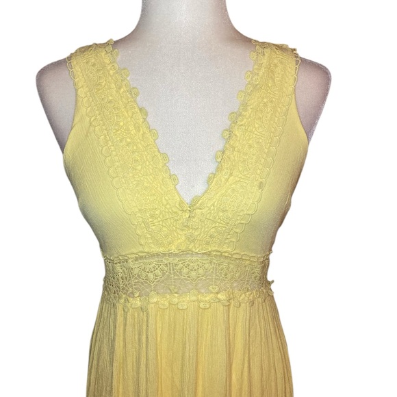 Yellow maxi dress with lace detail - Picture 2 of 7
